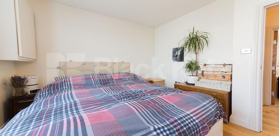 			MODERN 4 BEDROOM FLAT RIGHT BY MILE END TUBE STATION, 4 Bedroom, 1 bath, 1 reception Apartment			 Maplin Street, MILE END